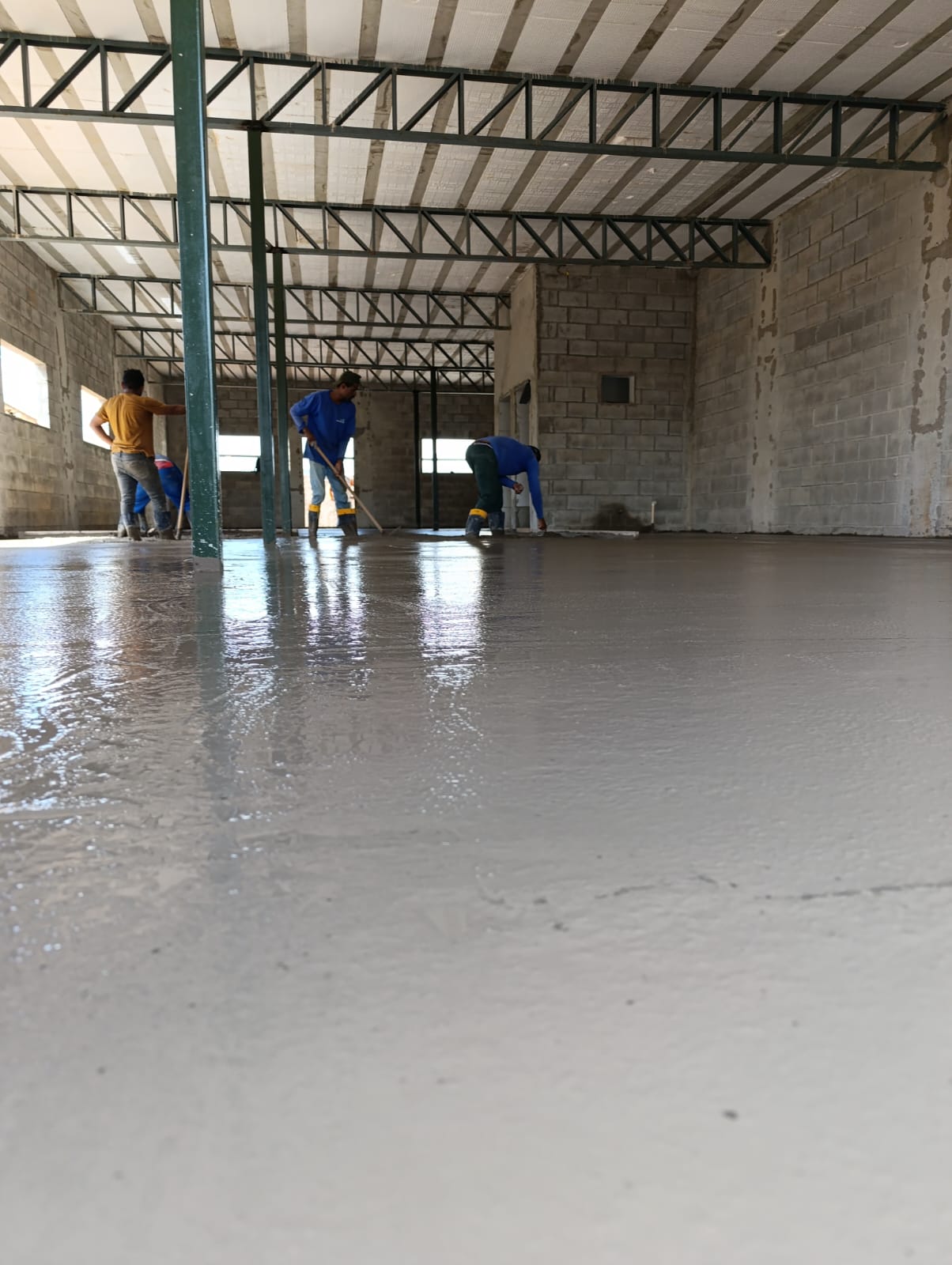 Acabamento profissional de piso de concreto usinado